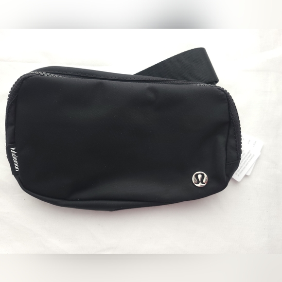 NWT Lululemon Everywhere Belt Bag Black - Picture 2 of 5